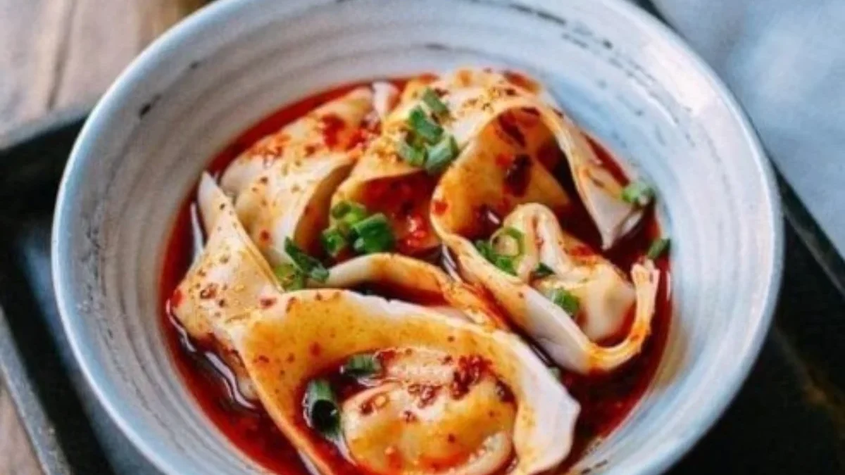 Resep Pangsit Chili Oil Pedas. (Sumber Gambar: Screenshot via thewoksoflife.com)