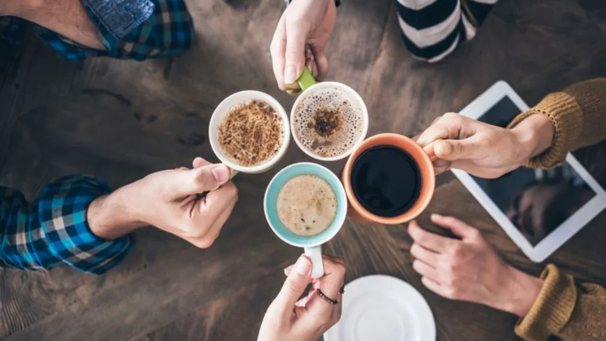 Ilustrasi minum kopi di sore hari.(Shutterstock/sebra)