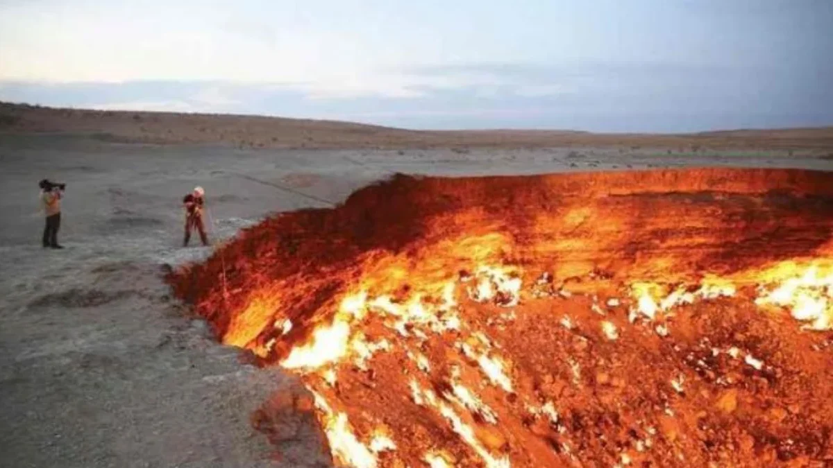 Api di kawah Darvaza, Turkmenistan yang tak pernah padam sejak tahun 1971. Sumber foto TRIBUNJAMBI.COM