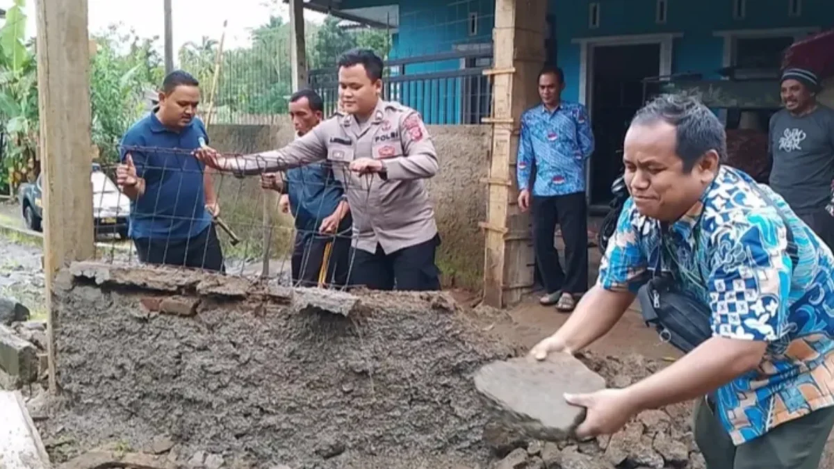 Proses pembongkaran tembok yang menutup akses jalan di desa Mandalasi, Tasikmalaya oleh aparat gabungan TNU-Po