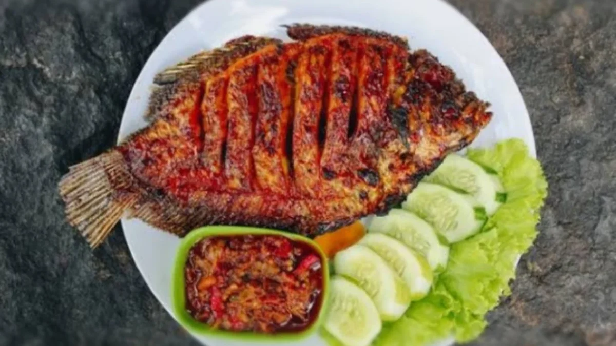 Ilustrasi ikan gurame bakar, sambal, dan lalapan di atas piring. (SHUTTERSTOCK/REEZKY PRADATA)