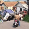 Truk pengangkut ratusan dus kopi terguling di jalur alternatif Dago Giri yang berada di Kampung Bunisari, Desa