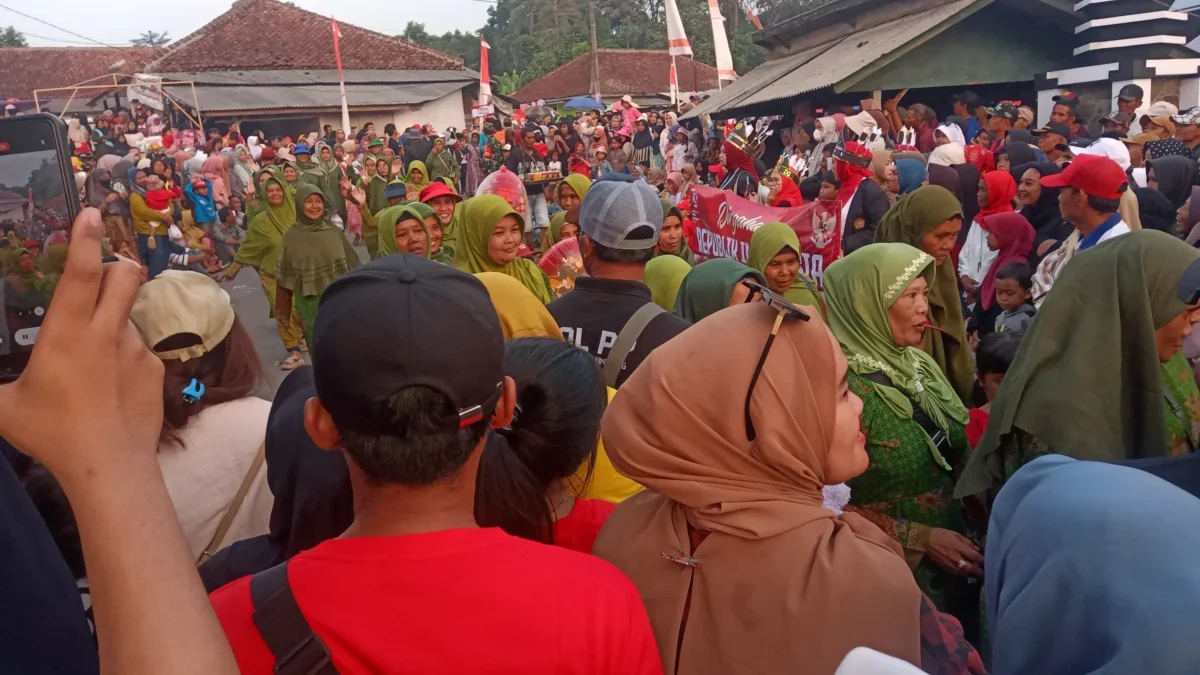 Turun Kabeh warga Masyarakat Kecamatan Tanjungsiang memeriahkan acara pawai pembangunan