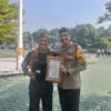 Kepala Desa Jabong Aminta saat menerima penghargaan juara lomba Poskamling dari Wakapolda Jabar Brigjen. Pol.