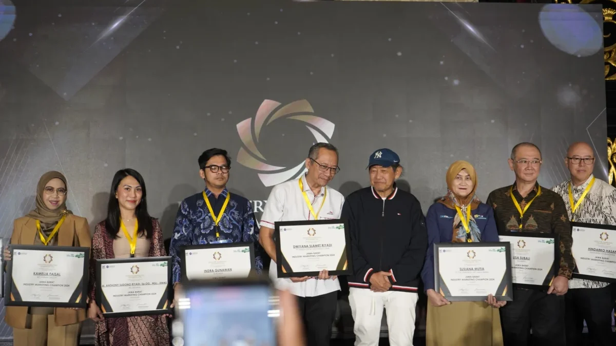 Dorong Pertumbuhan Bisnis Berkelanjutan, GM PLN UID Jabar Raih Penghargaan Industry Marketing Champion