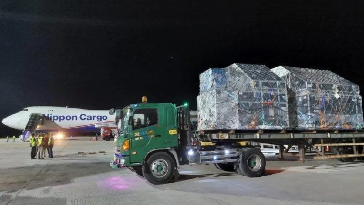 Kedatangan logistik MotoGP Mandalika di Bandara Internasional Zainudin Abdul Majid (Bizam). Foto Istimewa