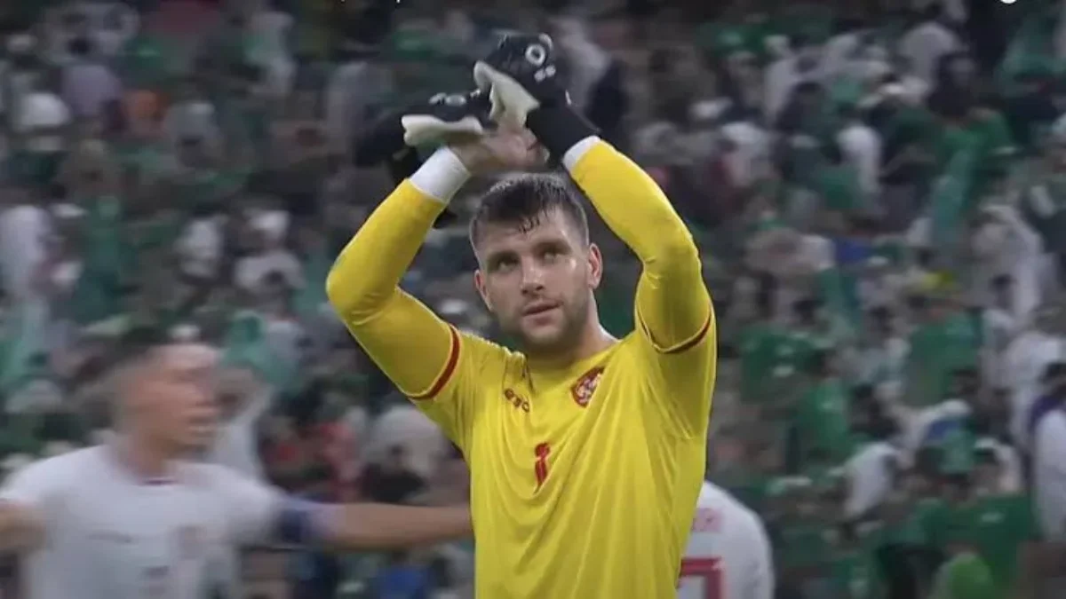 Kiper Timnas Indonesia, Maarten Paes, memberikan applause kepada fans setelah menjalani debutnya. Sumber (Dok.