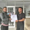 Penyerahan Baliho sebagai APK Resmi diserahkan Oleh Budi SPSI Kepada Presidium Relawan Jimat Aku. Sumber foto