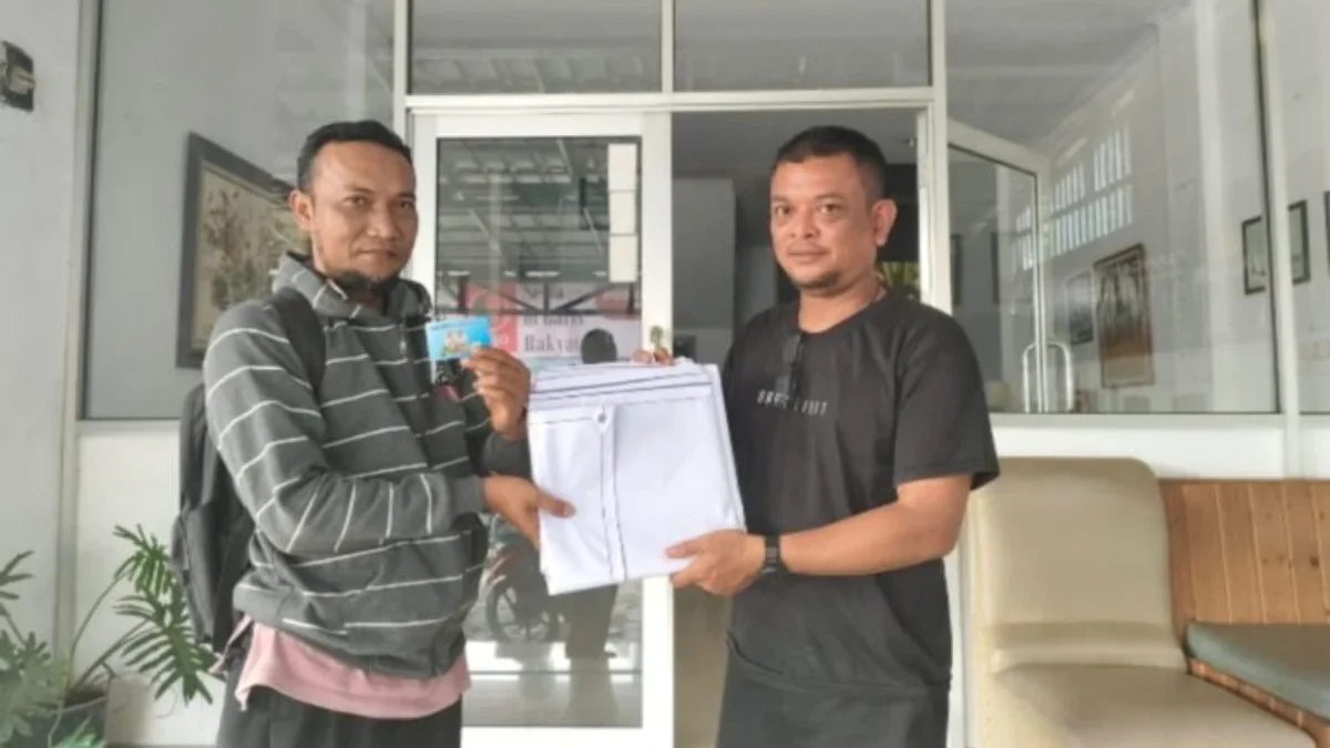 Penyerahan Baliho sebagai APK Resmi diserahkan Oleh Budi SPSI Kepada Presidium Relawan Jimat Aku. Sumber foto