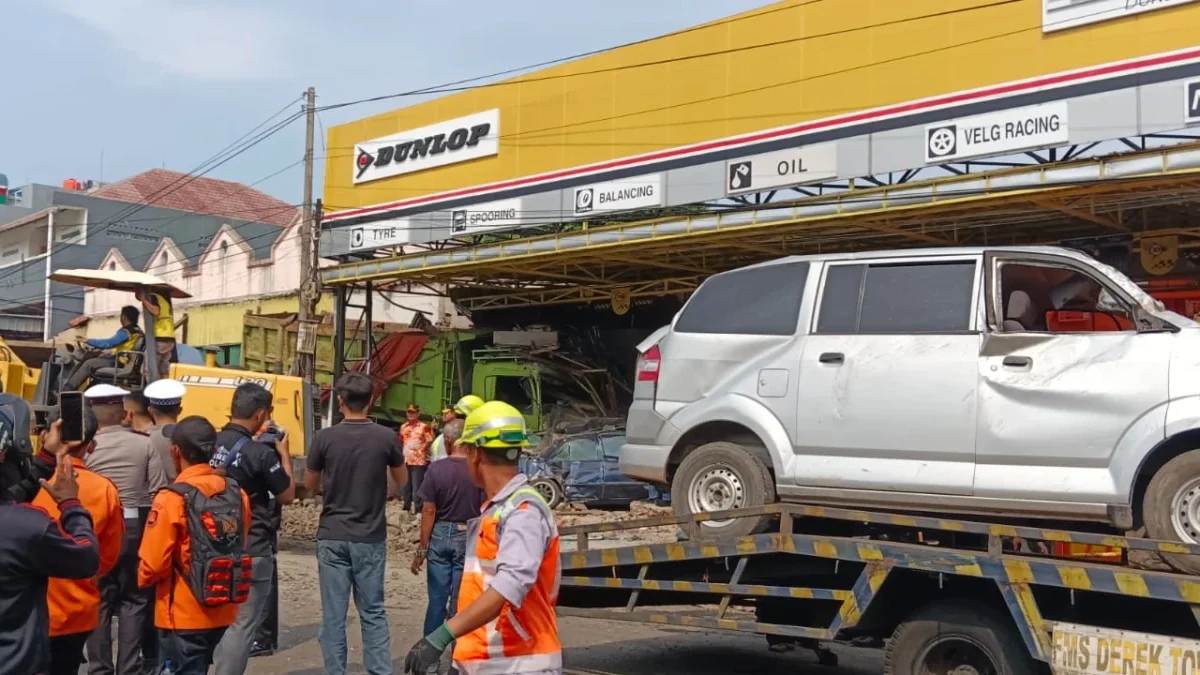 Kecelakaan Lalu Lintas di Jalan Ahmad Yani, Subang, Libatkan Dua Truk dan Empat Kendaraan Kecil