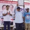 Foto : Capres nomor urut 2 Prabowo Subianto (tengah) didampingi Cabup Subang H.Ruhinat saat menyapa puluhan ri