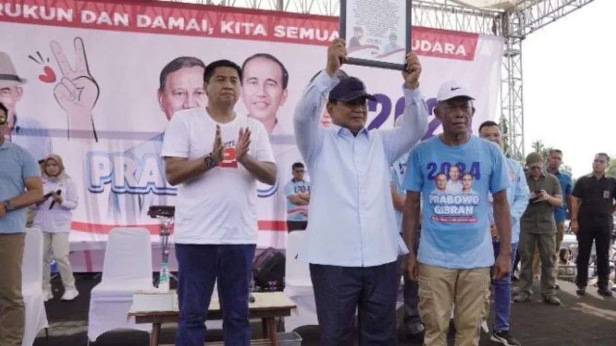 Foto : Capres nomor urut 2 Prabowo Subianto (tengah) didampingi Cabup Subang H.Ruhinat saat menyapa puluhan ri