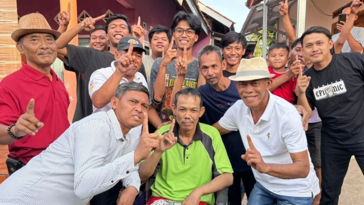 Calon Bupati Subang Ruhimat (menggunakan topi bundar) saat kampanye bertemu pendukung setianya yang sakit