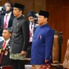 Prabowo dan Jokowi bertukar kursi usai sumpah jabatan. (ANTARA FOTO/Rivan Awal Lingga)