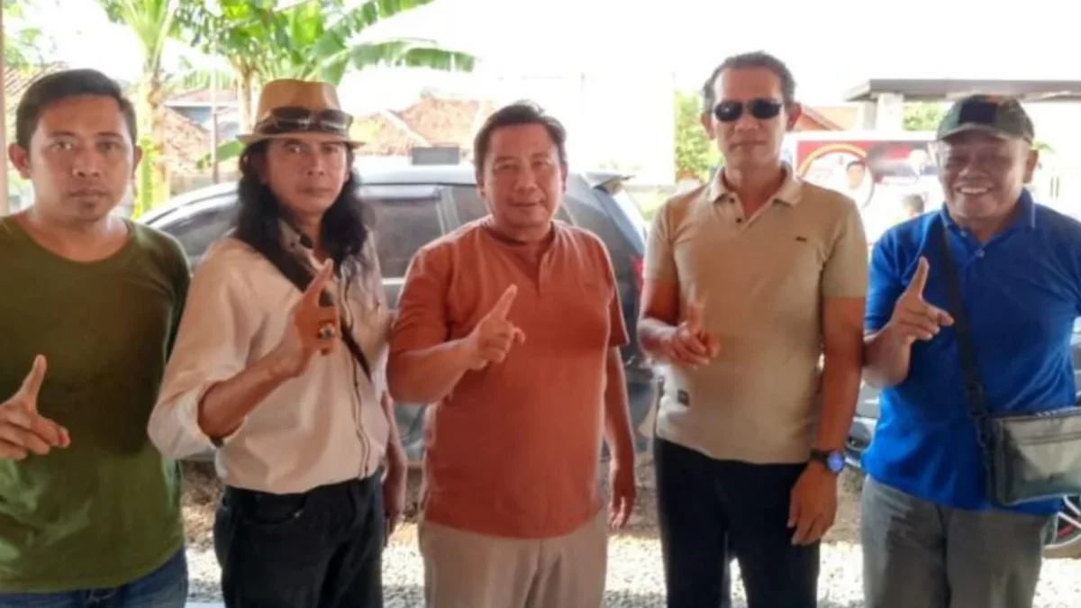 Tim pemenangan Jimat-Aku Amat Suhenda saat bersama Cawabup Paslon 1 Aceng Kudus di Posko Utama Pemenangan Jima