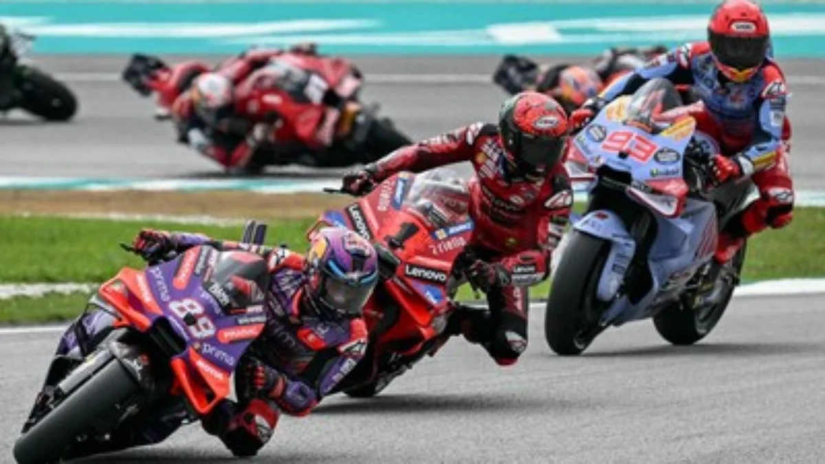 Marc Marquez diklaim bisa bantu Jorge Martin kalahkan Francesco Bagnaia. (AFP/MOHD RASFAN)