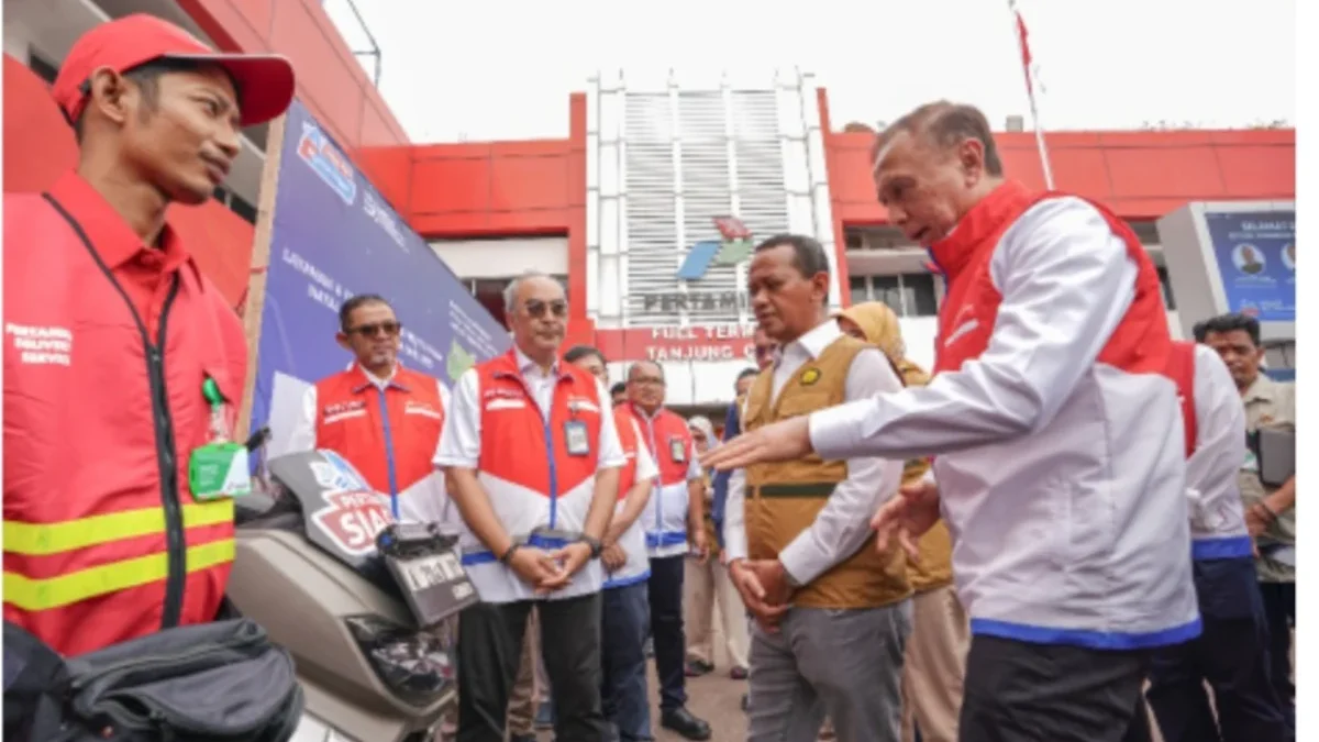 DADAN RAMDAN/PASUNDAN EKSPRES KUNJUNGAN: Menteri ESDM RI Bahlil Lahadalia saat meninjau  TBBM Tanjung Gerem Ko