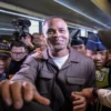 Pelatih Timnas Indonesia Patrick Kluivert (tengah) berjalan keluar setibanya di Terminal 3 Bandara Internasion