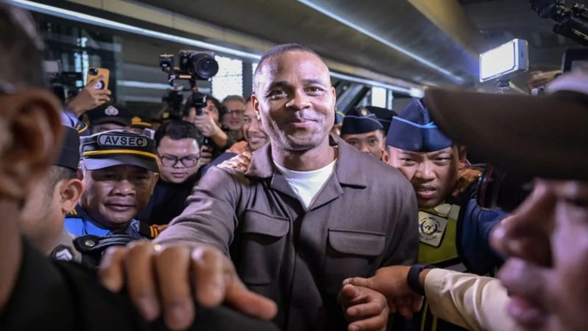 Pelatih Timnas Indonesia Patrick Kluivert (tengah) berjalan keluar setibanya di Terminal 3 Bandara Internasion