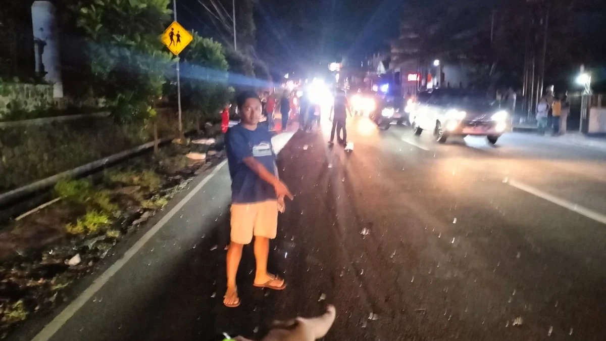 Petugas menunjukkan lokasi terjadinya kecelakaan antara truk dan Honda Supra di Salatiga, Rabu (29/1/2025).sum