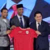 Pakai Peci Hitam, Pelatih Timnas Baru Patrick Kluivert Resmi Diperkenalkan PSSI Sumber foto : Abdul Aziz Masin