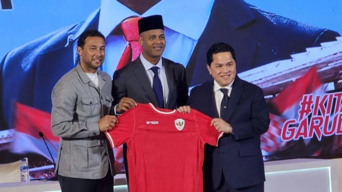 Pakai Peci Hitam, Pelatih Timnas Baru Patrick Kluivert Resmi Diperkenalkan PSSI Sumber foto : Abdul Aziz Masin