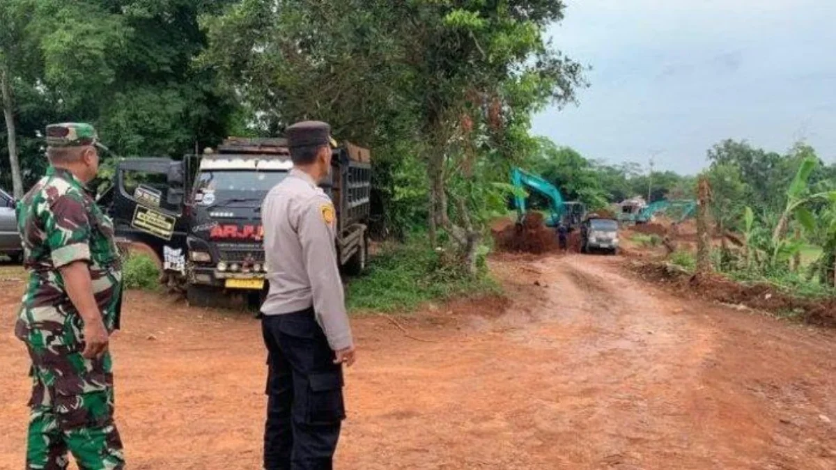 Personel TNI dan polisi saat melakukan sidang ke lokasi tambang galian C di Kabupaten Subang.