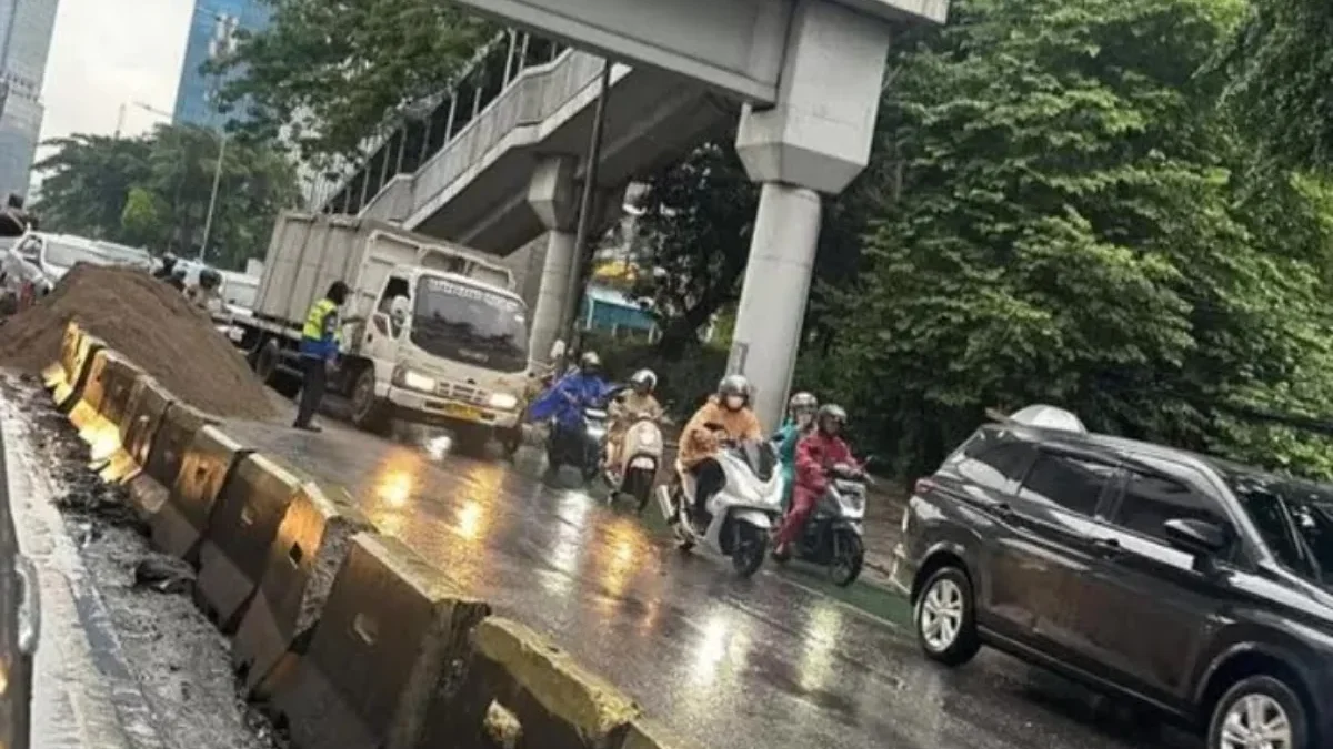 Mobil Truk Pengangkut Pasir Alami Kecelakaan di Pancoran Hari ini Senin 20 Januari 2025, Lali Padat (foto TMC