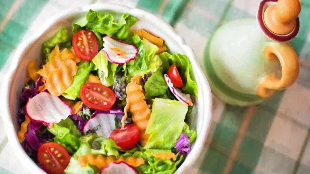 5 Resep Salad Sayur yang Bikin Diet Makin Seru dan Nggak Bikin Bosan!