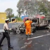 Ketika mengevakuasi korban kecelakaan beruntun di Tol Cipularang, Senin, 2 September 2019. (dok Polri)