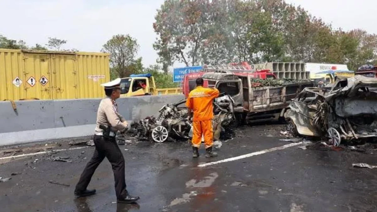 Ketika mengevakuasi korban kecelakaan beruntun di Tol Cipularang, Senin, 2 September 2019. (dok Polri)