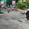 jalan yang rusak parah di Subang