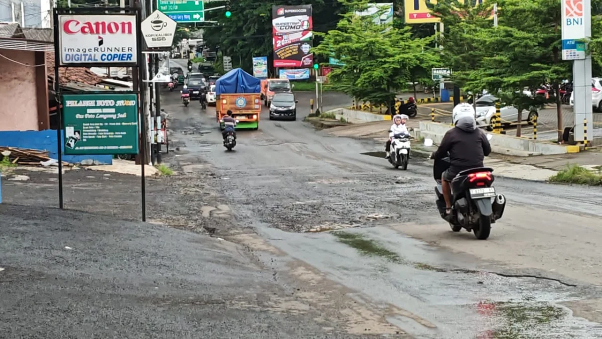 jalan yang rusak parah di Subang