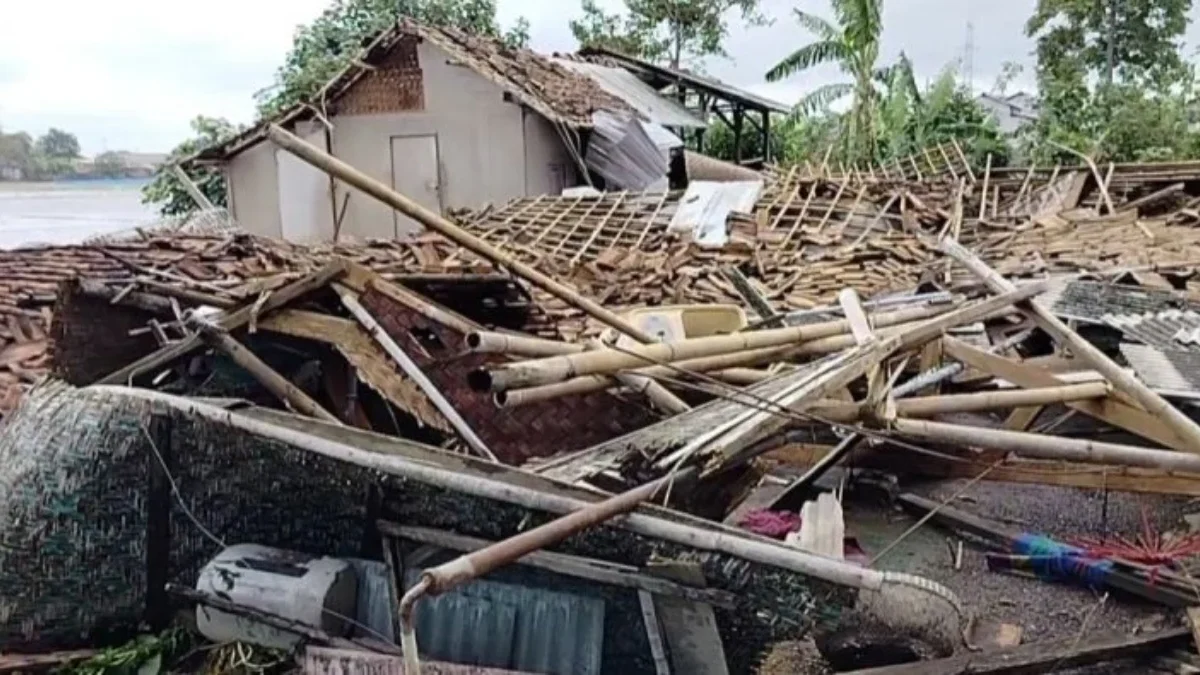 Rumah warga yang ambruk disapu angin kencang di Subang, Jawa Barat. Dokumentasi/ Media Indonesia