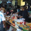 Foto: Warga membeli makanan untuk berbuka puasa di Pasar Takjil Benhil, Jakarta, Senin (4/3/2022). (CNBC Indon