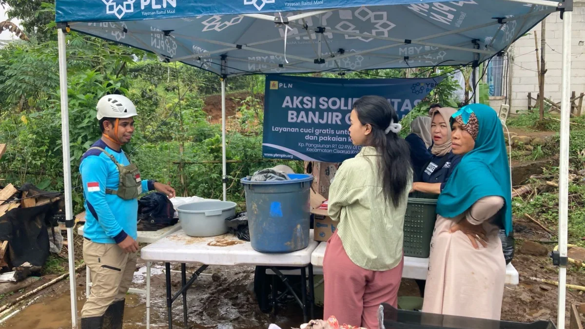 PLN Jawa Barat Salurkan Bantuan bagi Korban Banjir