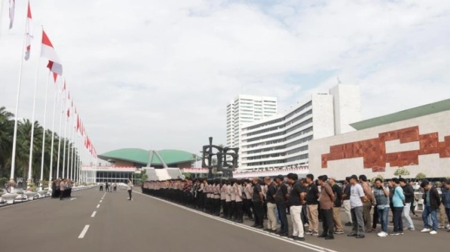 Penampakan personel kepolisian menjelang demonstrasi GEMARAK di Gedung DPR RI. (Suara.com/M Yasir)