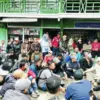 Penertiban bangunan liar di jalan Raya Ciater