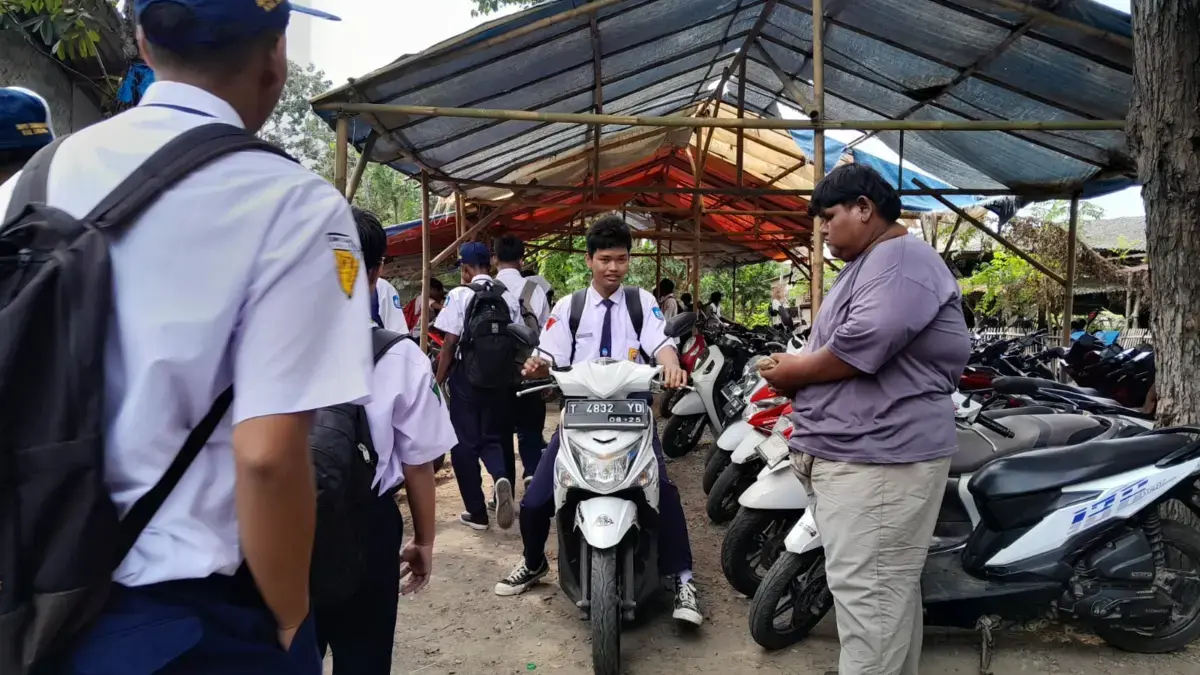Siswa bawa motor ke sekolah di Subang