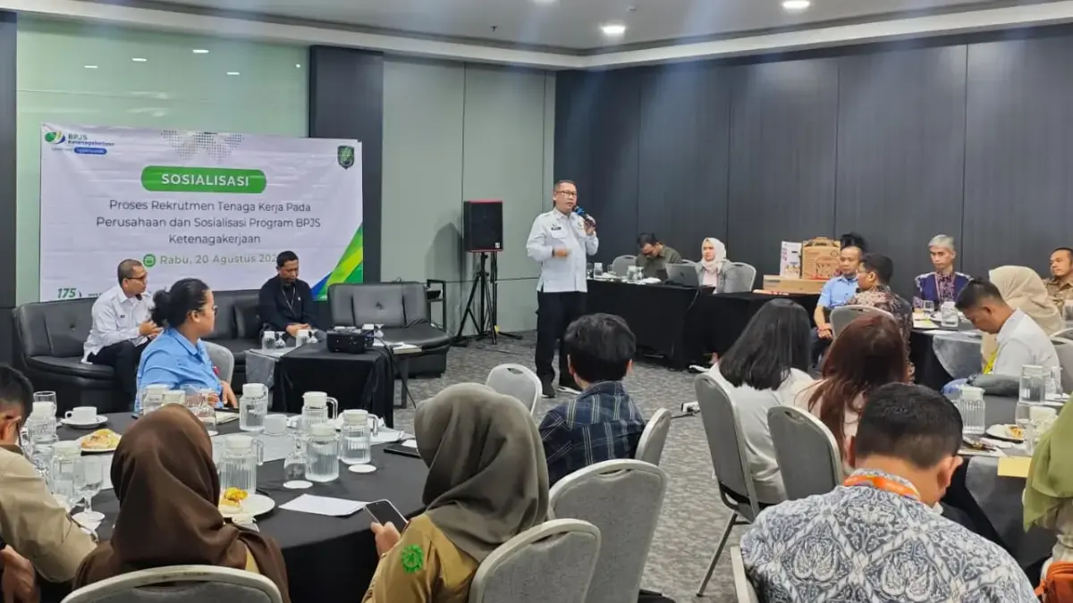 Kepala Disnakertrans Subang Rona Mairansyah