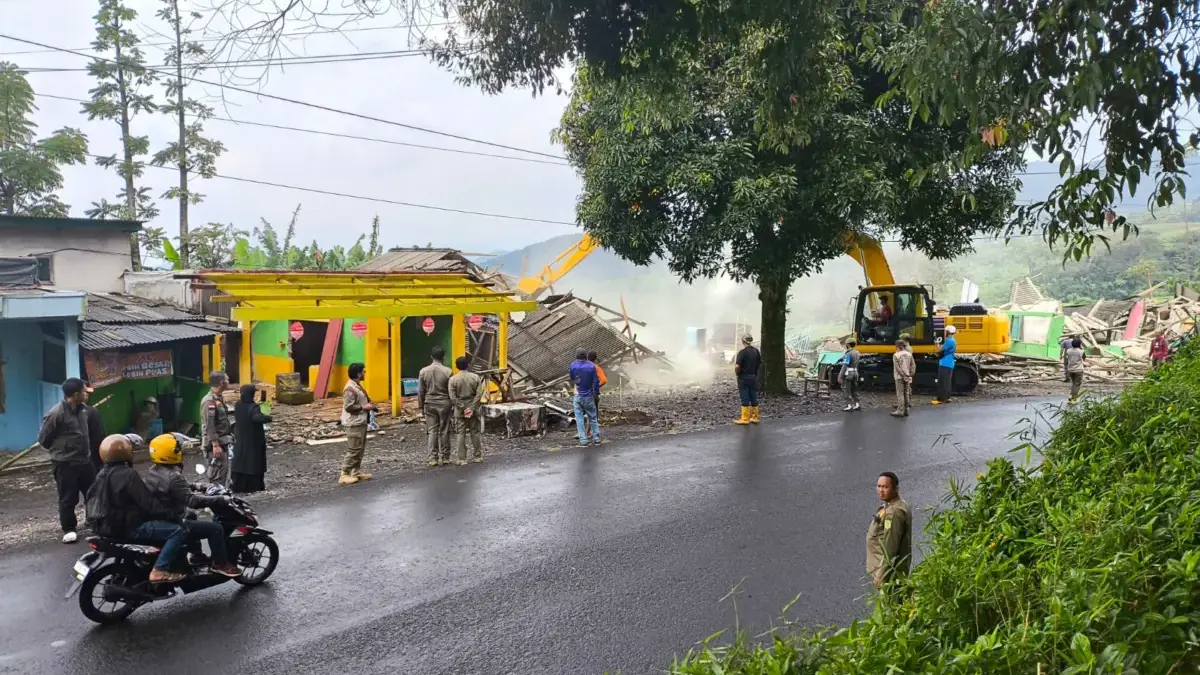 Pembongkaran Bangunan Liar di Ciater Subang