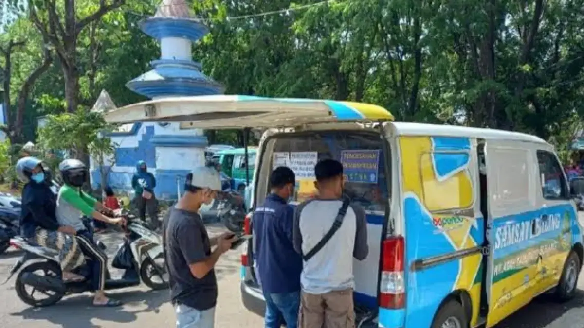 Ilustrasi Sejumlah warga tengah membayar pajak kendaraan melalui Samsat Keliling (foto/detikcom)