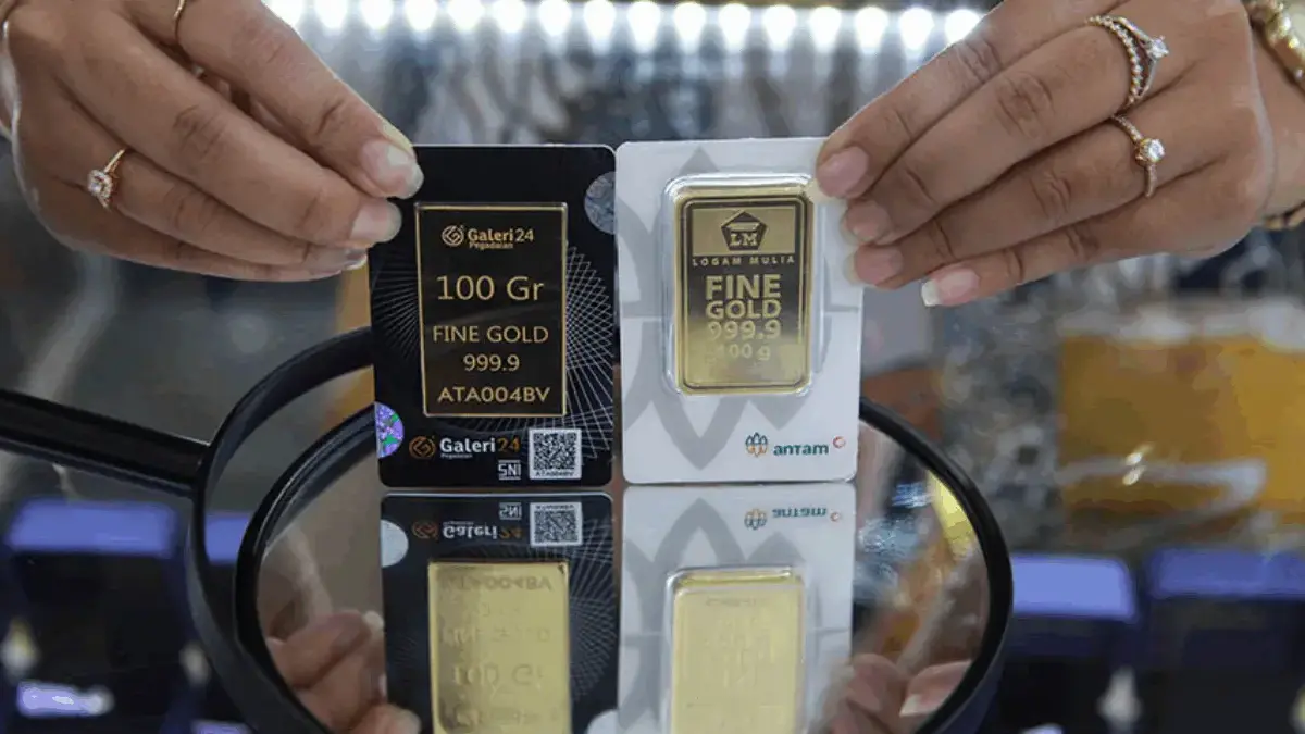 Berapa Lama Cicilan Emas di Pegadaian? Mari Baca Panduan Lengkapnya Disini Karyawan menunjukkan emas Galeri 24 Pegadaian dan Antam di Galeri 24, Jakarta, Selasa (21/5/2024). (GAMBAR/Blo