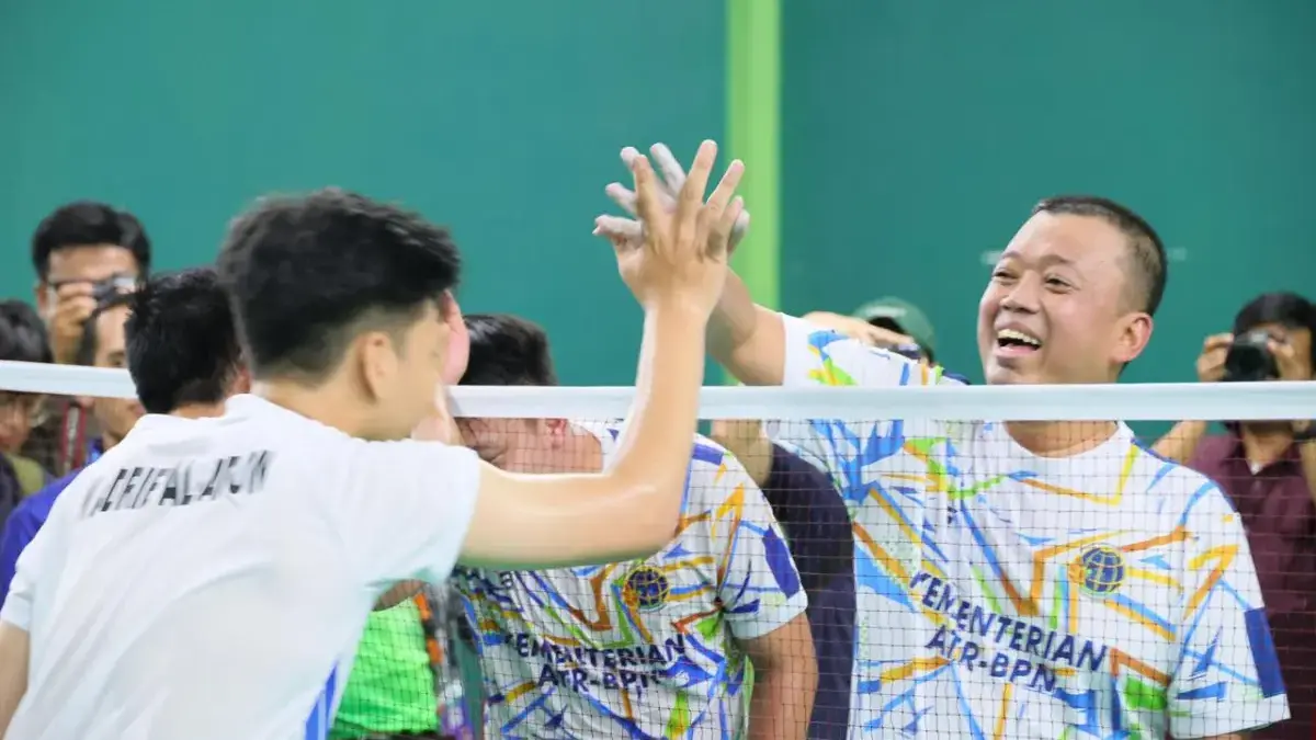 Menteri Nusron dan Wali Kota Palembang Tunjukkan Semangat Sportivitas di Lapangan Bulu Tangkis PORNAS KORPRI X