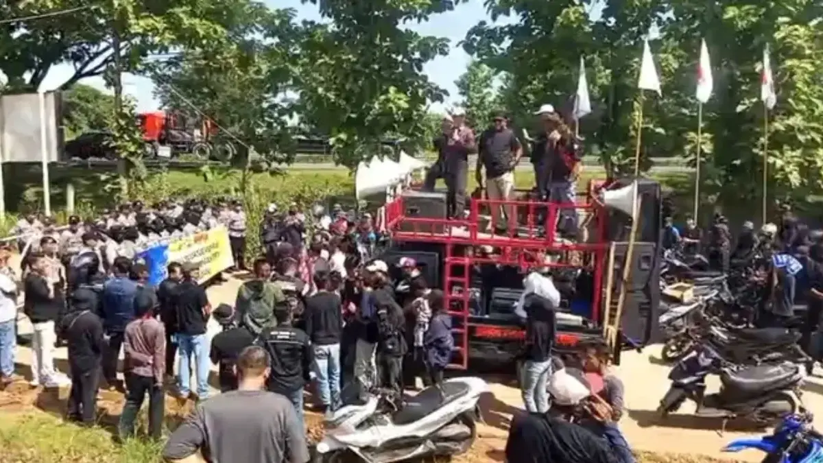 Aksi Unjuk Rasa Pemuda Desa Cibogo