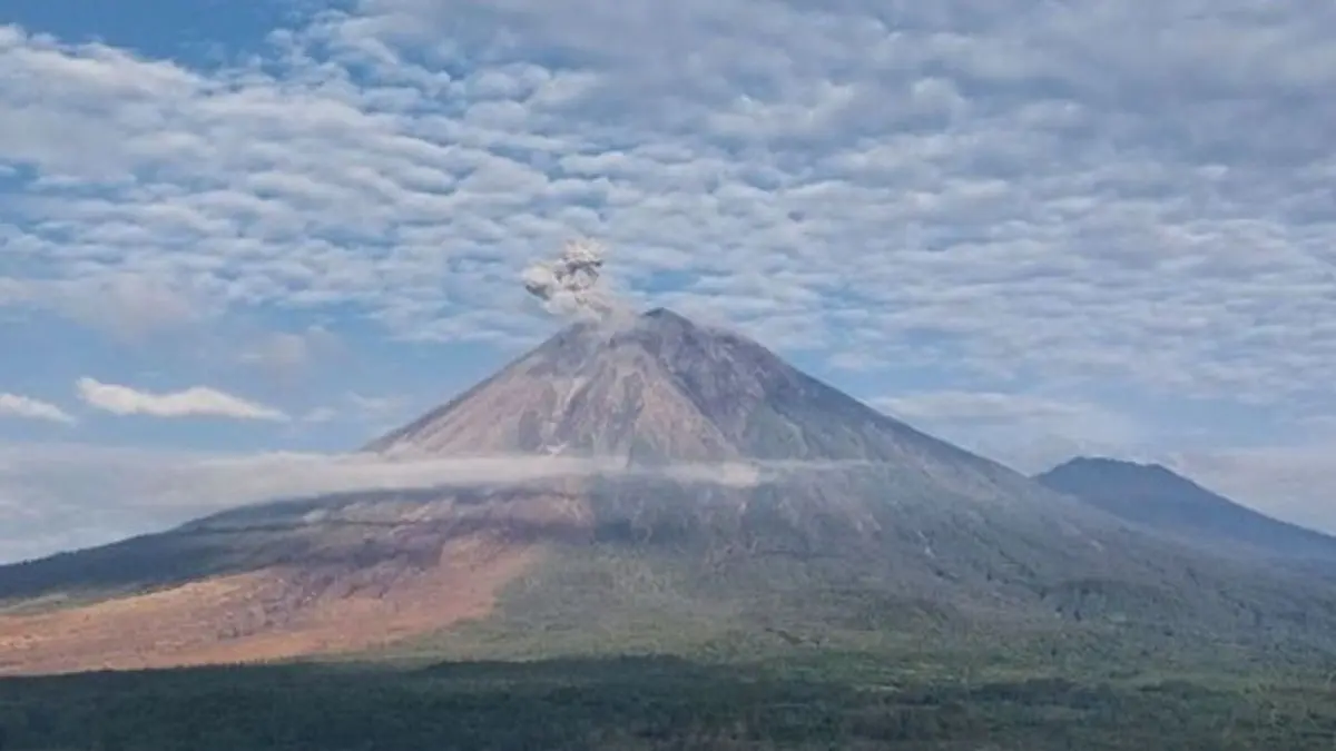 Mount Semeru Enam Kali Erupsi Senin Pagi, Kolom Abu Capai 1 Kilometer