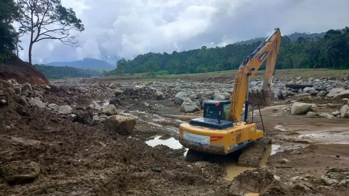 Sumatera Barat akan menormalkan kembali sembilan sungai setelah banjir.
