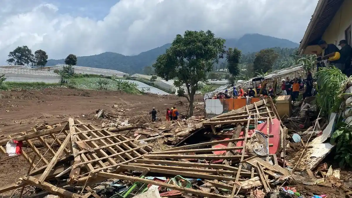 Update Rekap Pencarian Korban Longsor Cisarua Bandung Barat, Evakuasi Estafet karena Jalur Terjal. Update Rekap Pencarian Korban Longsor Cisarua Bandung Barat, Evakuasi Estafet karena Jalur Terjal .