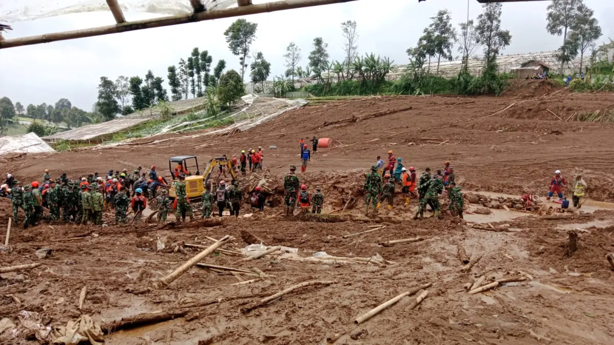 pencarian korban longsor Cisarua
