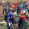 Sempat Terhenti, Tim SAR Gabungan Bawa Dua Kantong Jenazah Korban Longsor di Bandung Barat.